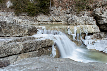 Photo d'une cascade en hiver