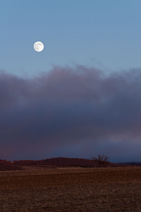 Photo de la pleine lune et de nuages