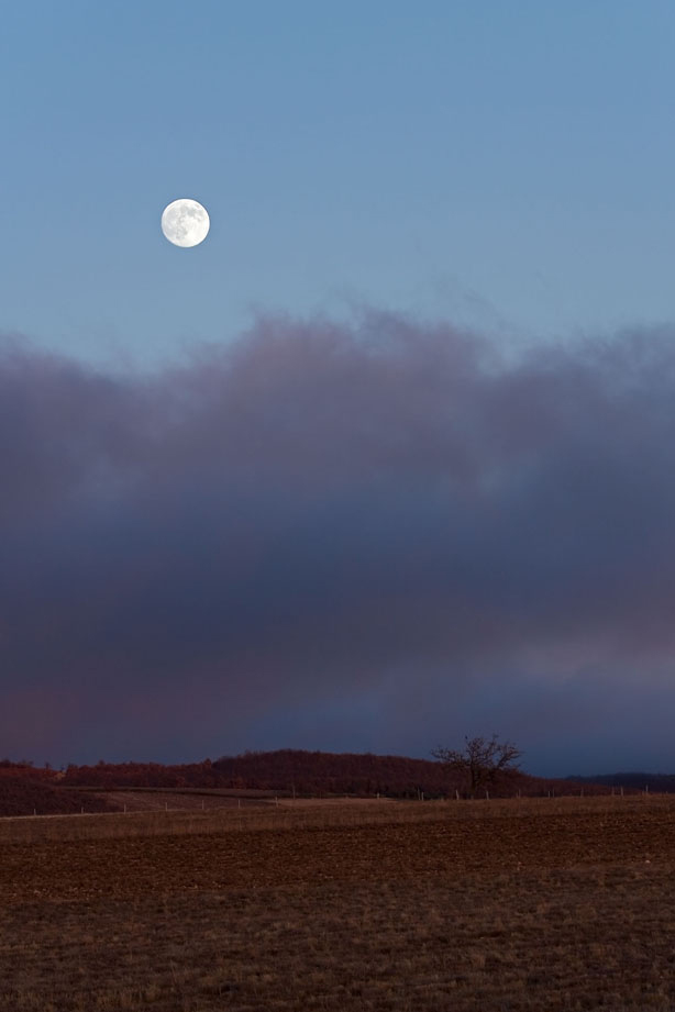 Photo de la pleine lune et de nuages